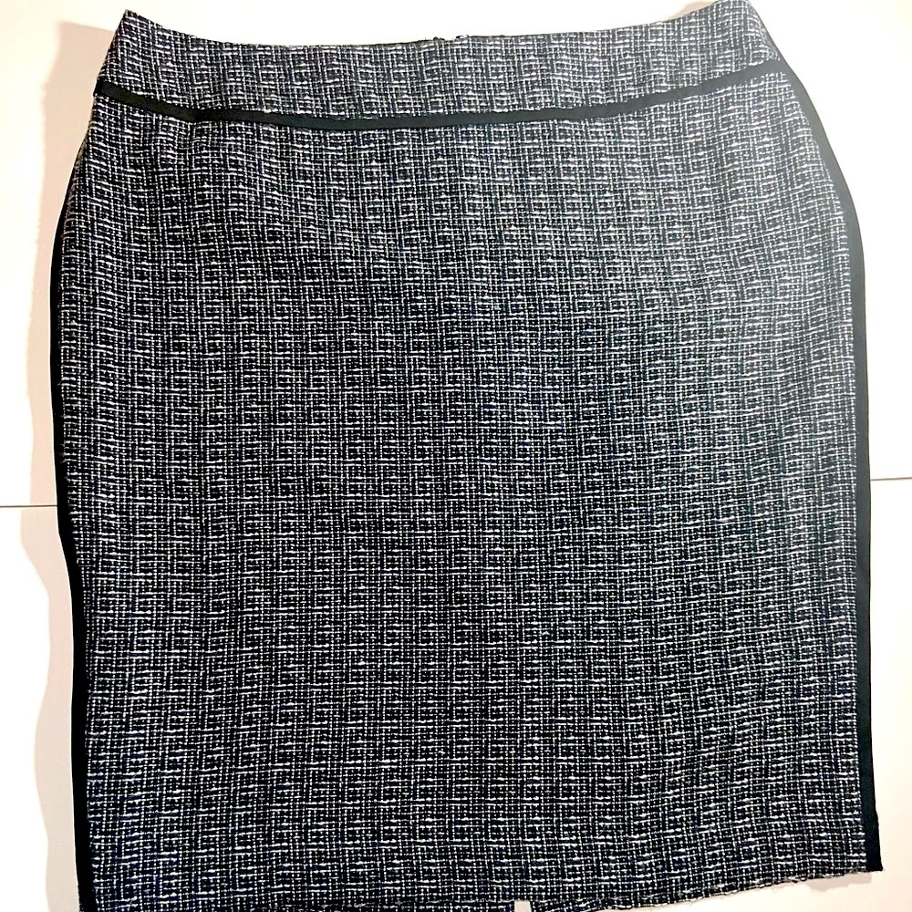 Ann Taylor Women’s black/ white Tweed pencil skirt. 24” long size 14